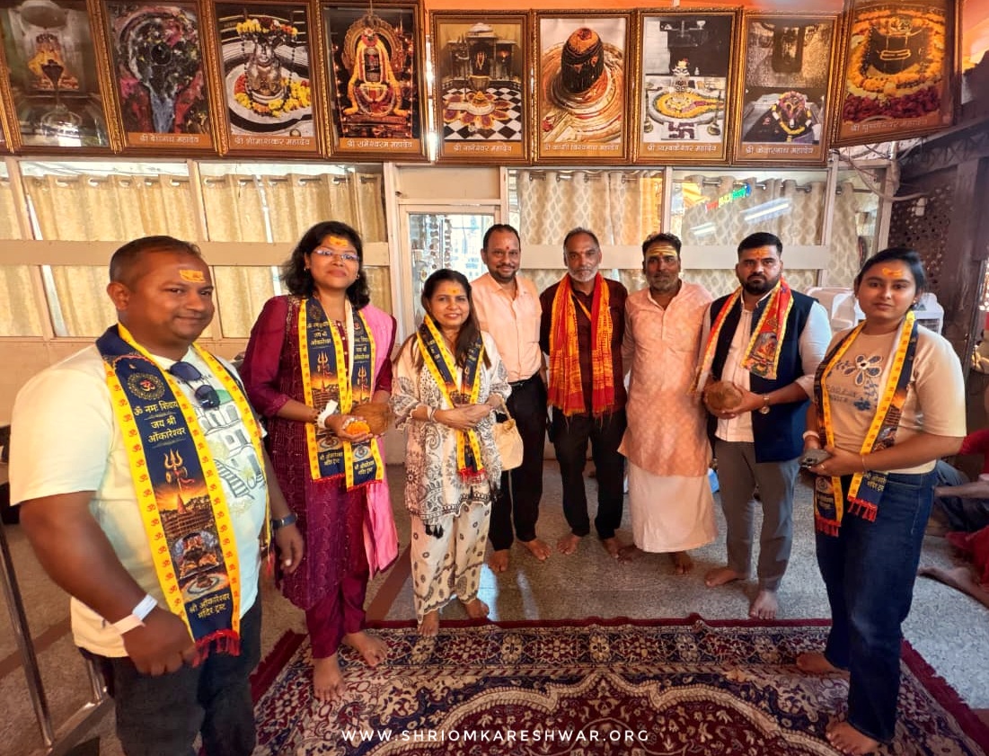 Playback Singer Sadhana Sargam Offers Prayers at Omkareshwar Jyotirlinga